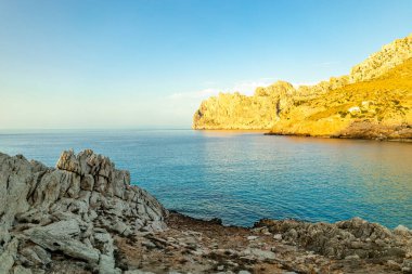 Cala Sant Vicen körfezinde, Mallorca 'nın güzel Balearic adasında tatil atmosferi