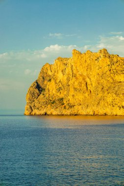 Cala Sant Vicen körfezinde, Mallorca 'nın güzel Balearic adasında tatil atmosferi