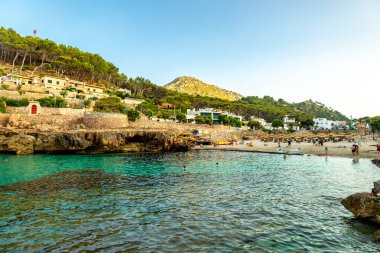 Cala Sant Vicen körfezinde, Mallorca 'nın güzel Balearic adasında tatil atmosferi