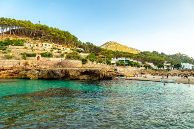 Cala Sant Vicen körfezinde, Mallorca 'nın güzel Balearic adasında tatil atmosferi