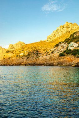 Cala Sant Vicen körfezinde, Mallorca 'nın güzel Balearic adasında tatil atmosferi