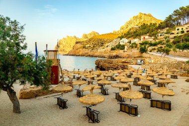 Cala Sant Vicen körfezinde, Mallorca 'nın güzel Balearic adasında tatil atmosferi
