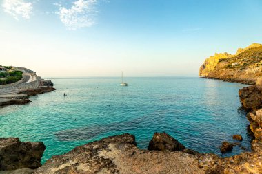 Cala Sant Vicen körfezinde, Mallorca 'nın güzel Balearic adasında tatil atmosferi