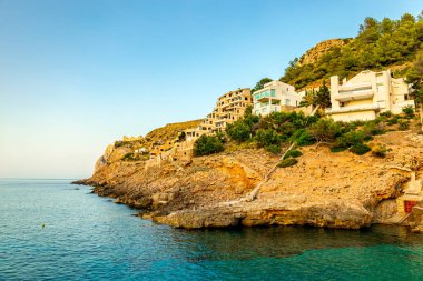 Cala Sant Vicen körfezinde, Mallorca 'nın güzel Balearic adasında tatil atmosferi