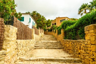 Cala Sant Vicen körfezinde, Mallorca 'nın güzel Balearic adasında tatil atmosferi