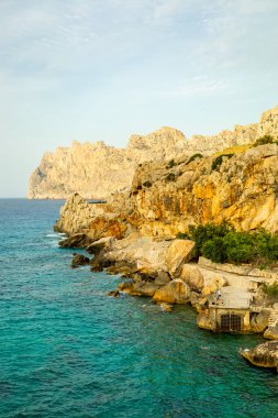 Cala Sant Vicen körfezinde, Mallorca 'nın güzel Balearic adasında tatil atmosferi