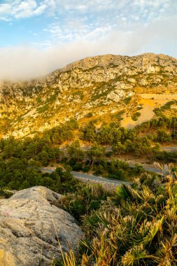 Güzel Balearic Adası Mallorca 'daki en önemli noktaya giden yolda - Kaptan de Formentor -