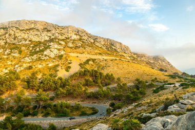 Güzel Balearic Adası Mallorca 'daki en önemli noktaya giden yolda - Kaptan de Formentor -