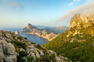 Güzel Balearic Adası Mallorca 'daki en önemli noktaya giden yolda - Kaptan de Formentor -