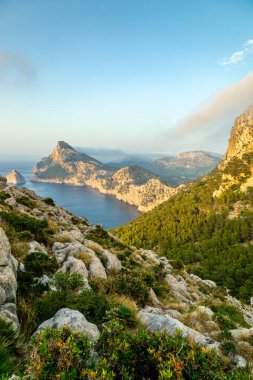 Güzel Balearic Adası Mallorca 'daki en önemli noktaya giden yolda - Kaptan de Formentor -