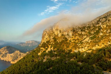 Güzel Balearic Adası Mallorca 'daki en önemli noktaya giden yolda - Kaptan de Formentor -