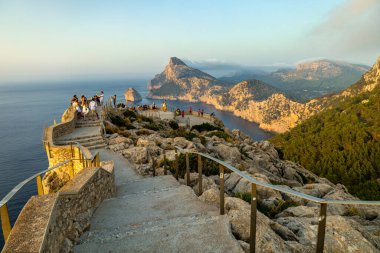 Güzel Balearic Adası Mallorca 'daki en önemli noktaya giden yolda - Kaptan de Formentor -