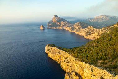 Güzel Balearic Adası Mallorca 'daki en önemli noktaya giden yolda - Kaptan de Formentor -