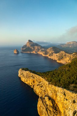 Güzel Balearic Adası Mallorca 'daki en önemli noktaya giden yolda - Kaptan de Formentor -