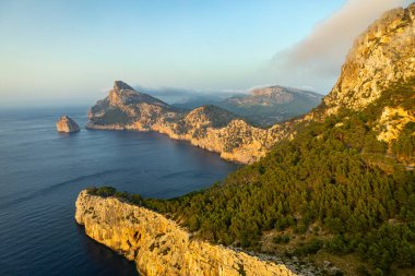 Güzel Balearic Adası Mallorca 'daki en önemli noktaya giden yolda - Kaptan de Formentor -