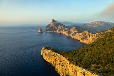 Güzel Balearic Adası Mallorca 'daki en önemli noktaya giden yolda - Kaptan de Formentor -