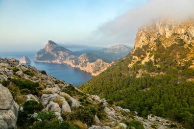 Güzel Balearic Adası Mallorca 'daki en önemli noktaya giden yolda - Kaptan de Formentor -
