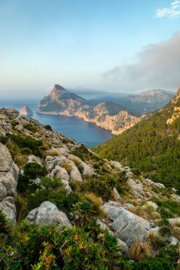 Güzel Balearic Adası Mallorca 'daki en önemli noktaya giden yolda - Kaptan de Formentor -