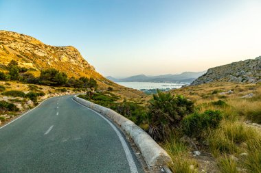Güzel Balearic Adası Mallorca 'daki en önemli noktaya giden yolda - Kaptan de Formentor -