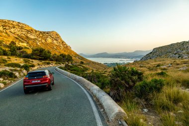 Güzel Balearic Adası Mallorca 'daki en önemli noktaya giden yolda - Kaptan de Formentor -