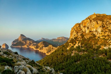 Güzel Balearic Adası Mallorca 'daki en önemli noktaya giden yolda - Kaptan de Formentor -