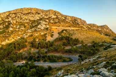 Güzel Balearic Adası Mallorca 'daki en önemli noktaya giden yolda - Kaptan de Formentor -