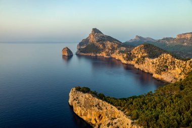 Güzel Balearic Adası Mallorca 'daki en önemli noktaya giden yolda - Kaptan de Formentor -