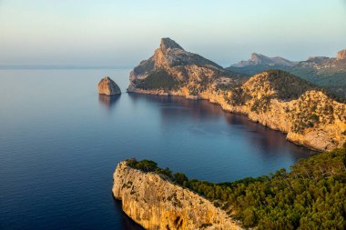 Güzel Balearic Adası Mallorca 'daki en önemli noktaya giden yolda - Kaptan de Formentor -