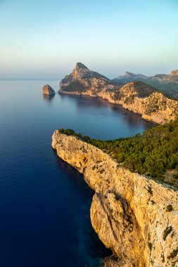 Güzel Balearic Adası Mallorca 'daki en önemli noktaya giden yolda - Kaptan de Formentor -