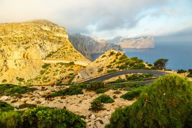 Güzel Balearic Adası Mallorca 'daki en önemli noktaya giden yolda - Kaptan de Formentor -