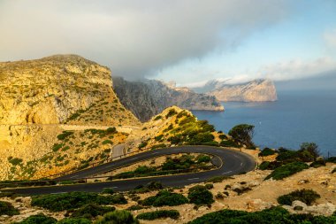 Güzel Balearic Adası Mallorca 'daki en önemli noktaya giden yolda - Kaptan de Formentor -