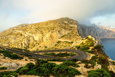 Güzel Balearic Adası Mallorca 'daki en önemli noktaya giden yolda - Kaptan de Formentor -