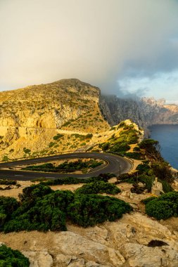 Güzel Balearic Adası Mallorca 'daki en önemli noktaya giden yolda - Kaptan de Formentor -