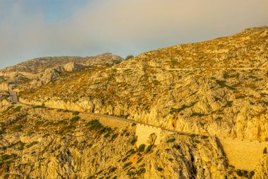 Güzel Balearic Adası Mallorca 'daki en önemli noktaya giden yolda - Kaptan de Formentor -