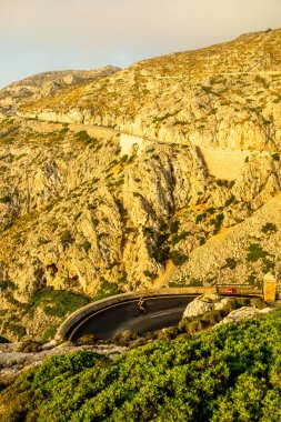 Güzel Balearic Adası Mallorca 'daki en önemli noktaya giden yolda - Kaptan de Formentor -