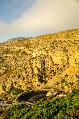 Güzel Balearic Adası Mallorca 'daki en önemli noktaya giden yolda - Kaptan de Formentor -