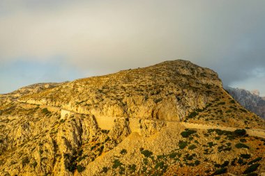 Güzel Balearic Adası Mallorca 'daki en önemli noktaya giden yolda - Kaptan de Formentor -