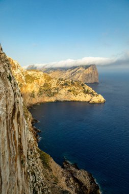 Güzel Balearic Adası Mallorca 'daki en önemli noktaya giden yolda - Kaptan de Formentor -