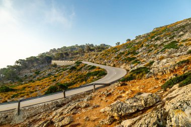 Güzel Balearic Adası Mallorca 'daki en önemli noktaya giden yolda - Kaptan de Formentor -
