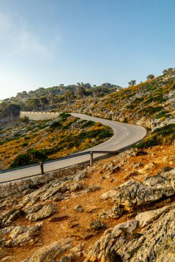 Güzel Balearic Adası Mallorca 'daki en önemli noktaya giden yolda - Kaptan de Formentor -