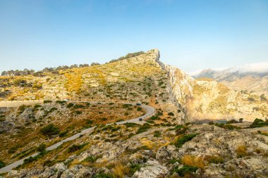 Güzel Balearic Adası Mallorca 'daki en önemli noktaya giden yolda - Kaptan de Formentor -