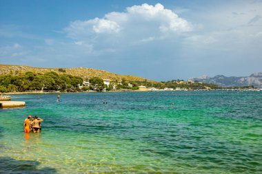 İspanya 'nın Mallorca adasındaki Cala Sant Vicen ve Port de Pollena körfezinin kapılarında tatil atmosferi