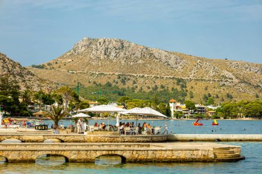 İspanya 'nın Mallorca adasındaki Cala Sant Vicen ve Port de Pollena körfezinin kapılarında tatil atmosferi