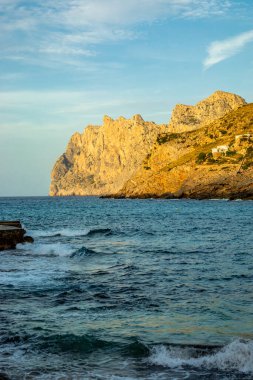 İspanya 'nın Mallorca adasındaki Cala Sant Vicen ve Port de Pollena körfezinin kapılarında tatil atmosferi