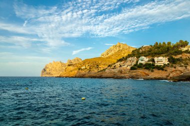 İspanya 'nın Mallorca adasındaki Cala Sant Vicen ve Port de Pollena körfezinin kapılarında tatil atmosferi