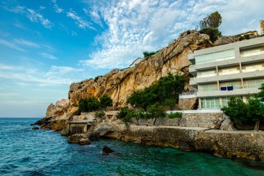İspanya 'nın Mallorca adasındaki Cala Sant Vicen ve Port de Pollena körfezinin kapılarında tatil atmosferi
