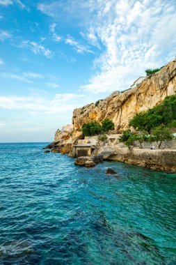 İspanya 'nın Mallorca adasındaki Cala Sant Vicen ve Port de Pollena körfezinin kapılarında tatil atmosferi