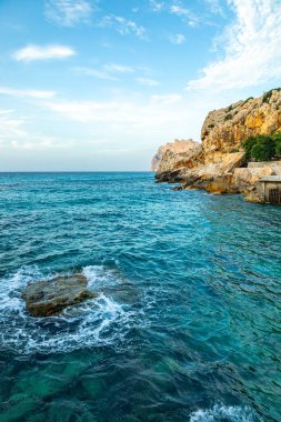 İspanya 'nın Mallorca adasındaki Cala Sant Vicen ve Port de Pollena körfezinin kapılarında tatil atmosferi