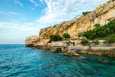 İspanya 'nın Mallorca adasındaki Cala Sant Vicen ve Port de Pollena körfezinin kapılarında tatil atmosferi