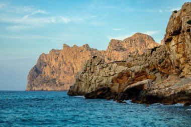 İspanya 'nın Mallorca adasındaki Cala Sant Vicen ve Port de Pollena körfezinin kapılarında tatil atmosferi